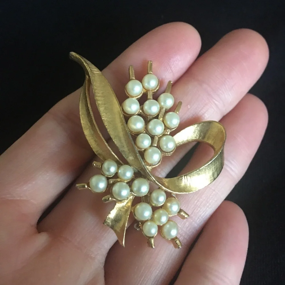 Vintage Gold Tone Faux Pearl Jewelry Brooch Pin - Picture 2 of 6